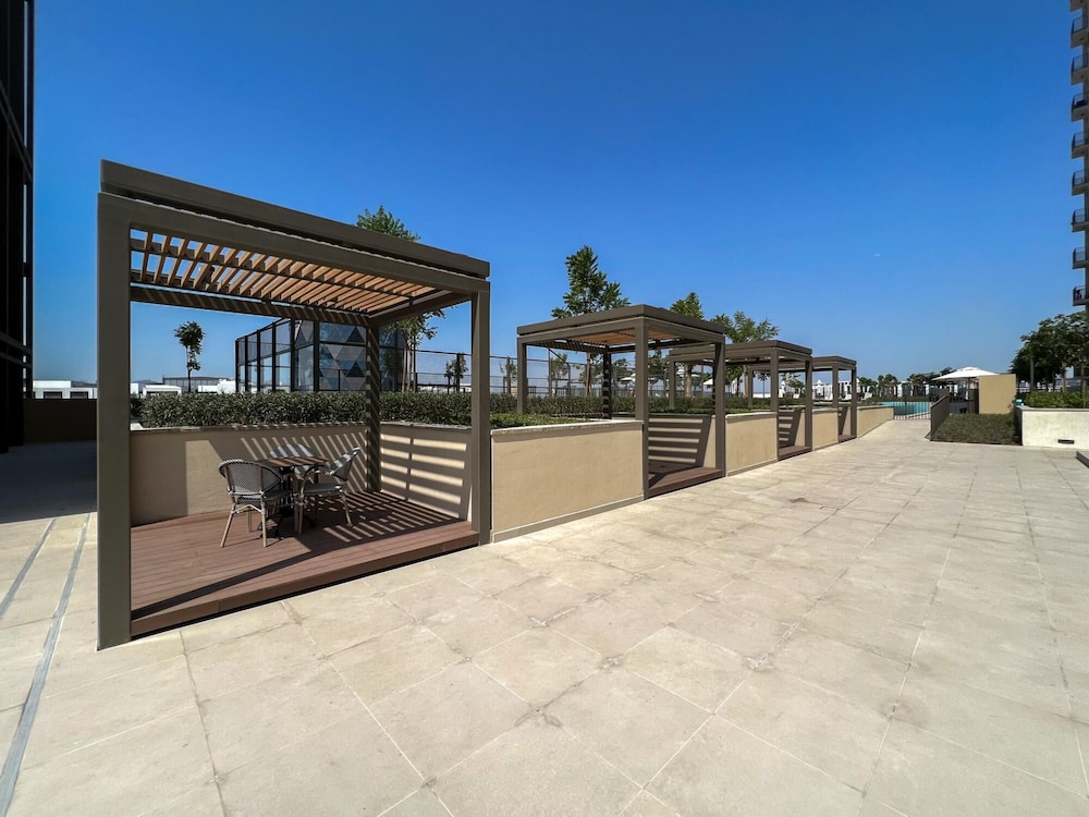 Modern Boho 1BR Sleeps4 Balcony Pool Gym Dxbhills