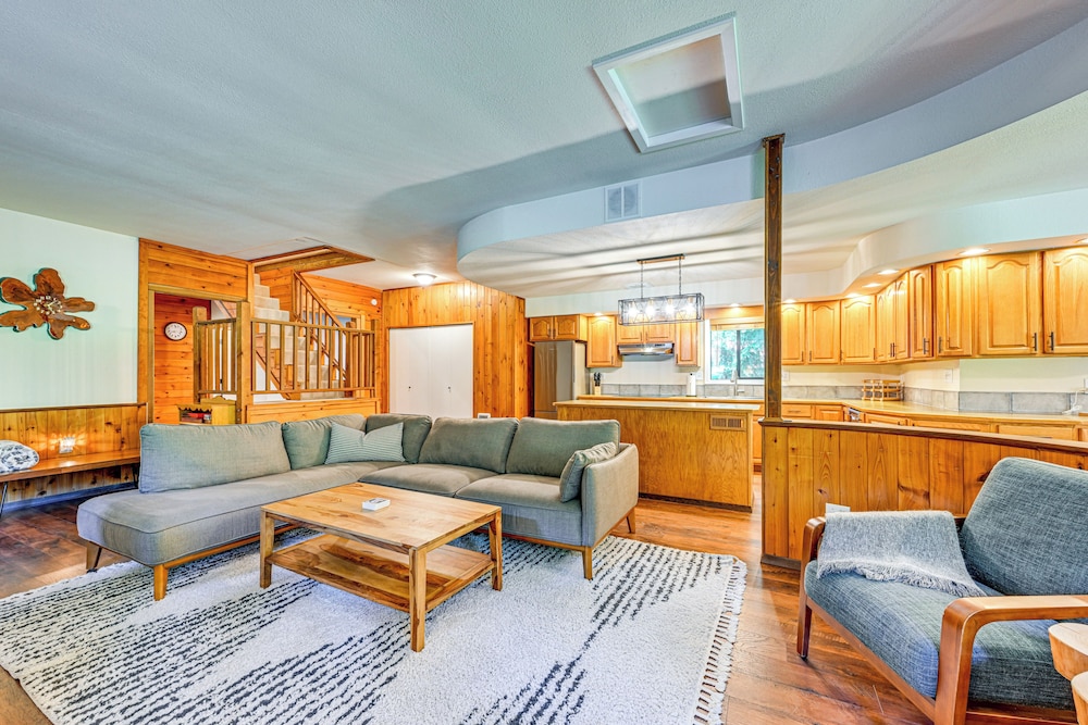 5 Mi to Mt Rainier Natl Park: Cozy Cabin w/ Deck!