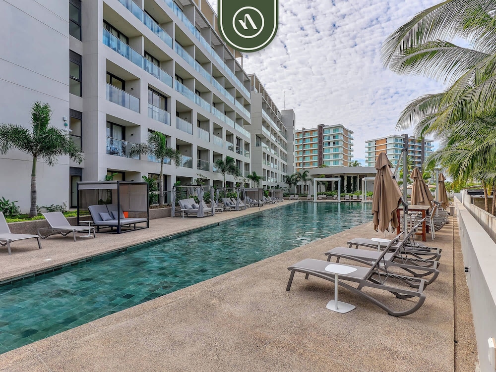 Luxury Condo With Canal View - Near Beach