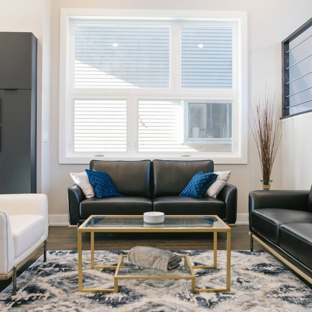 Magnificent NEW Home w 8 Beds Free Parking