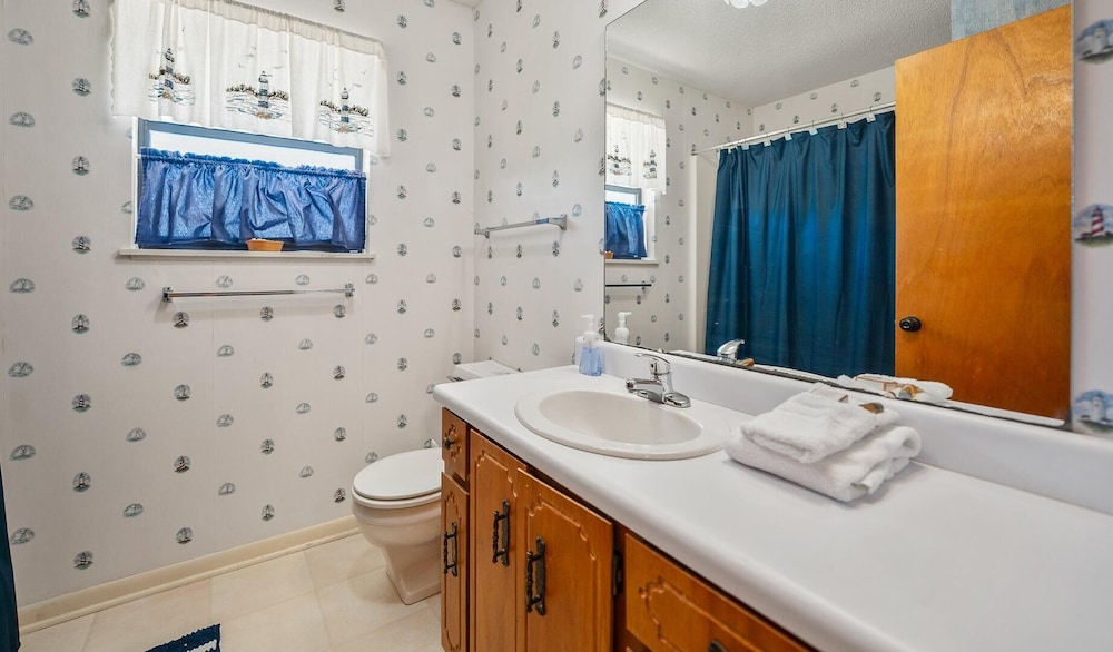 Coastal Charm With Canal Views - 419 Tarpon Blvd, Fripp Island