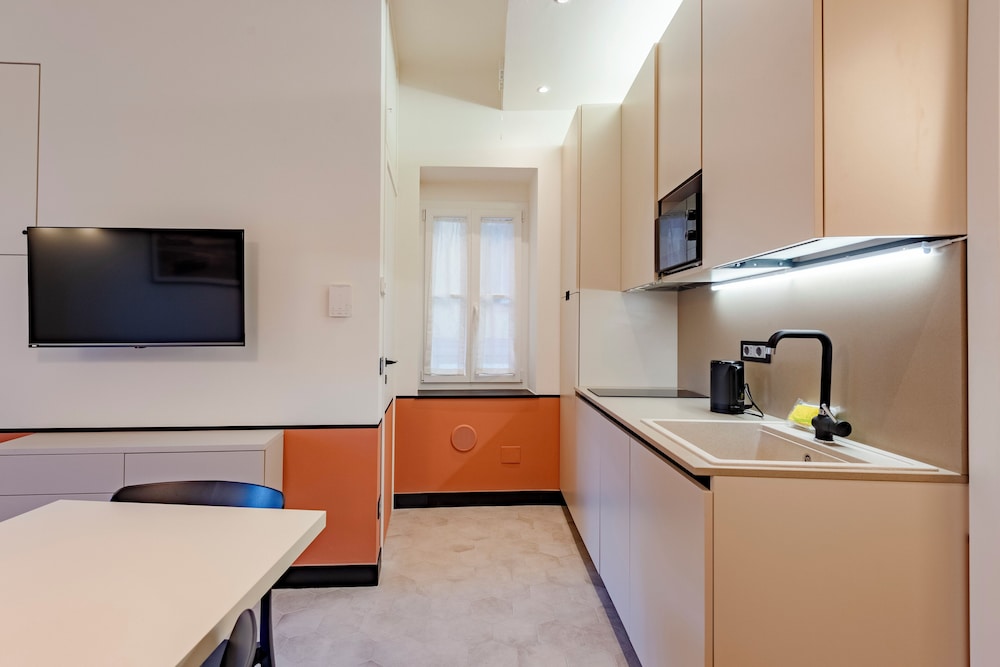 Bright 2BR flat moments from the beach