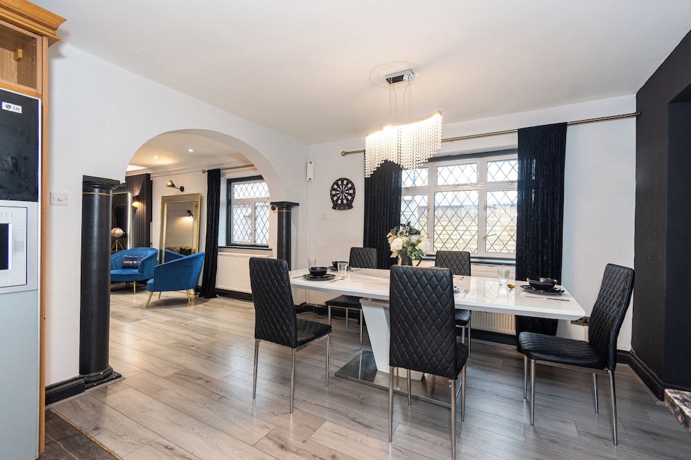 Heathrow House with Hot tub and Garden