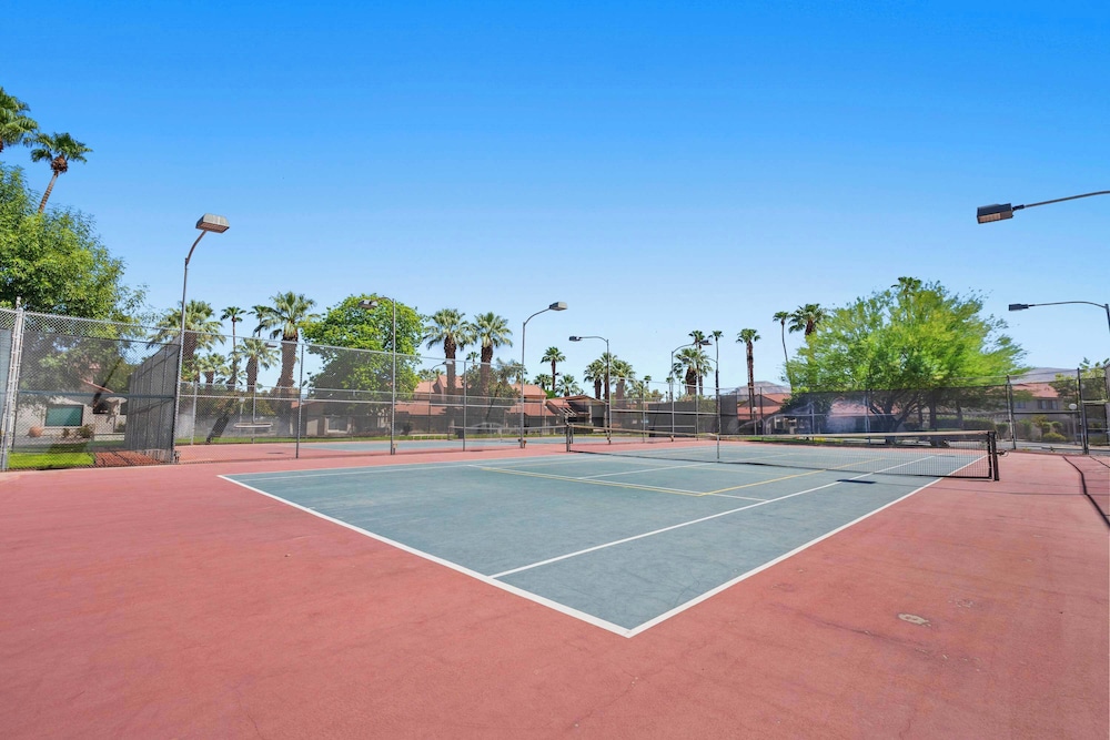 The 14th Fairway Delight 4Bd W/community Pool!