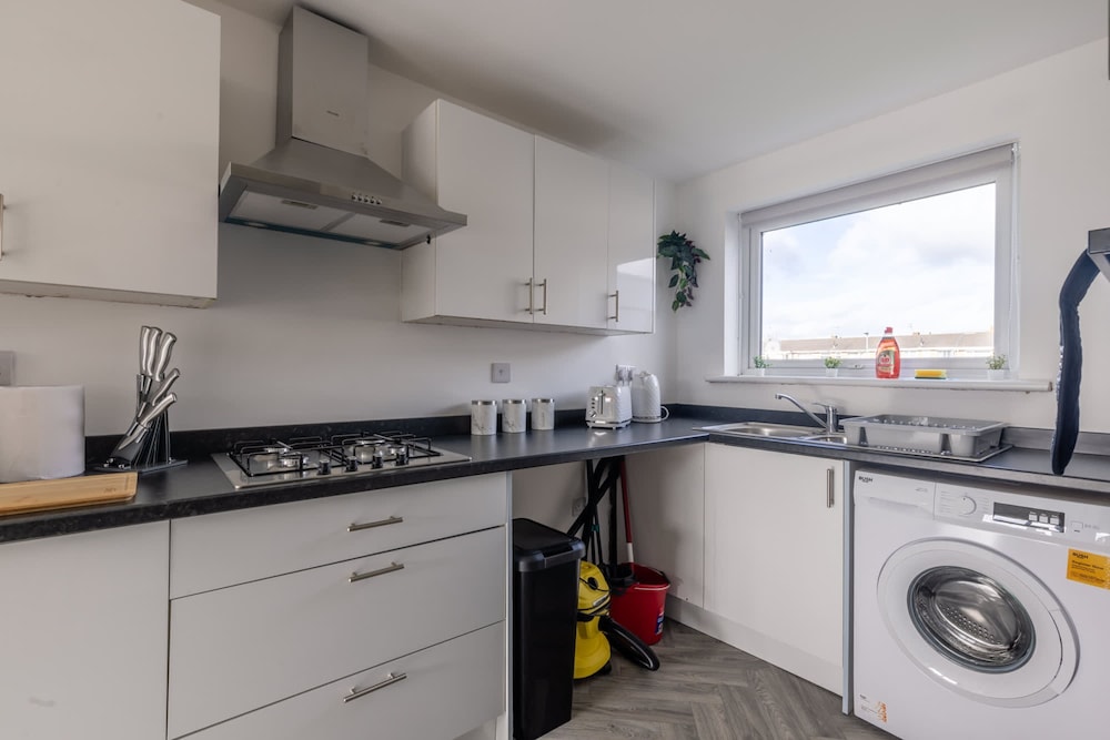 Modern 3 Bed House-free Parking