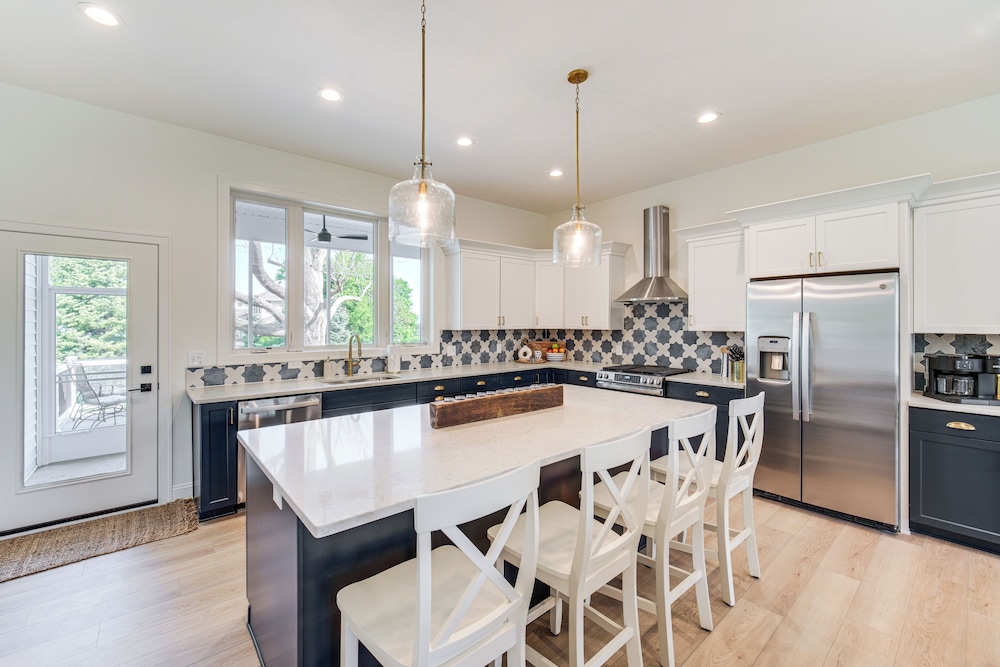 Walk to Lake Erie: Sleek Retreat w/ Screened Patio
