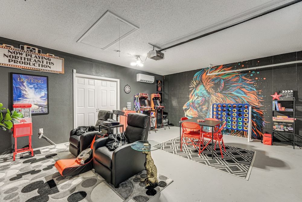 Hot Tub & Movie Theater: Family Oasis in Kissimmee