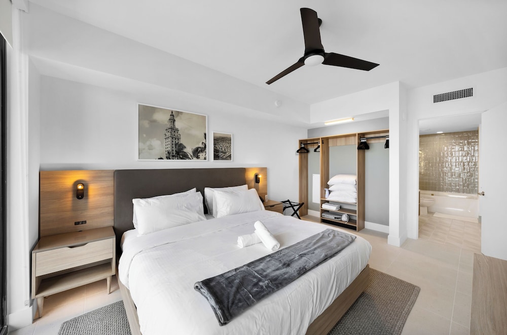 Skyline Retreat Chic 1-BR with City View