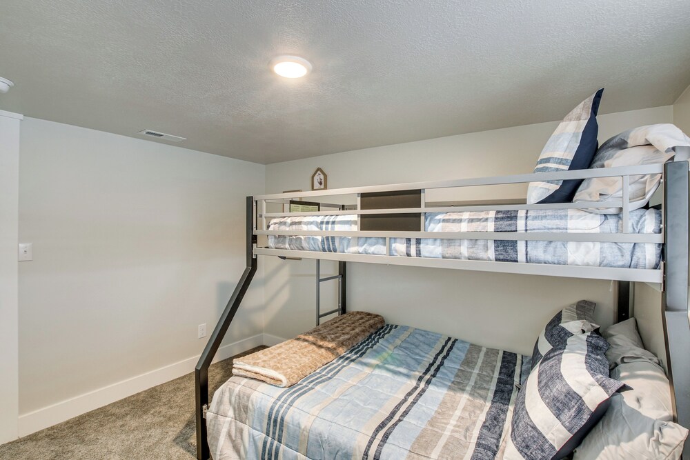 2 Mi to Bear Lake: Mtn-view Gem in Garden City