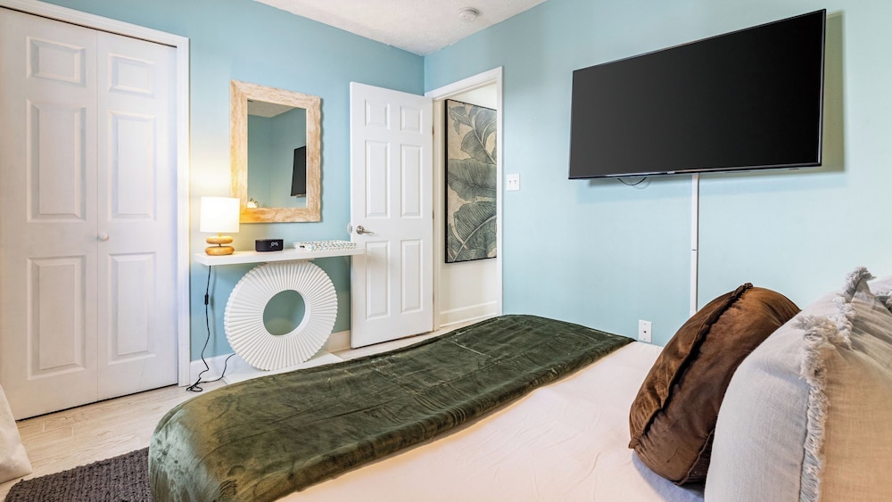 PCB Stay w/ Heated Pool, Hot Tub, Bars, Game Room & Quick Walk to Beach The Jade Oasis by Avantstay