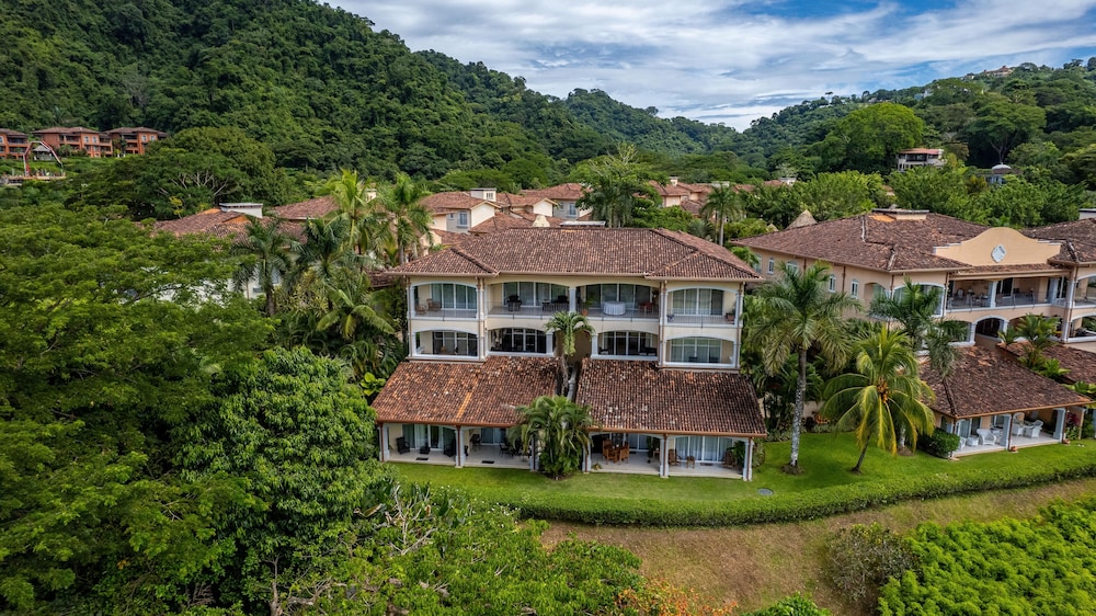 CR Luxury Los Sueños Condos