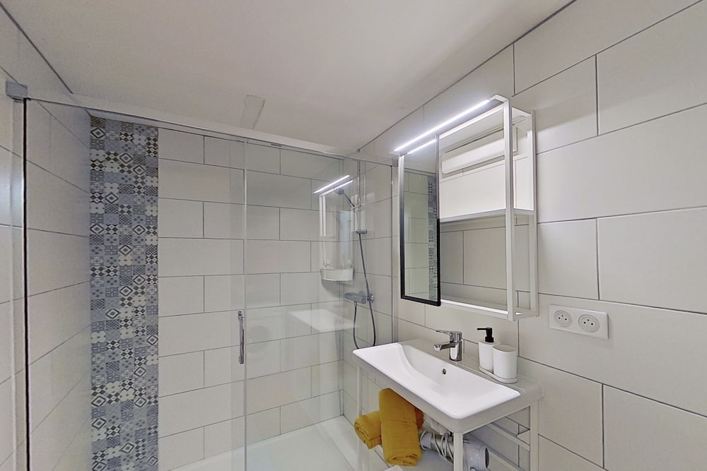 Sopramare en Algajola — bathroom