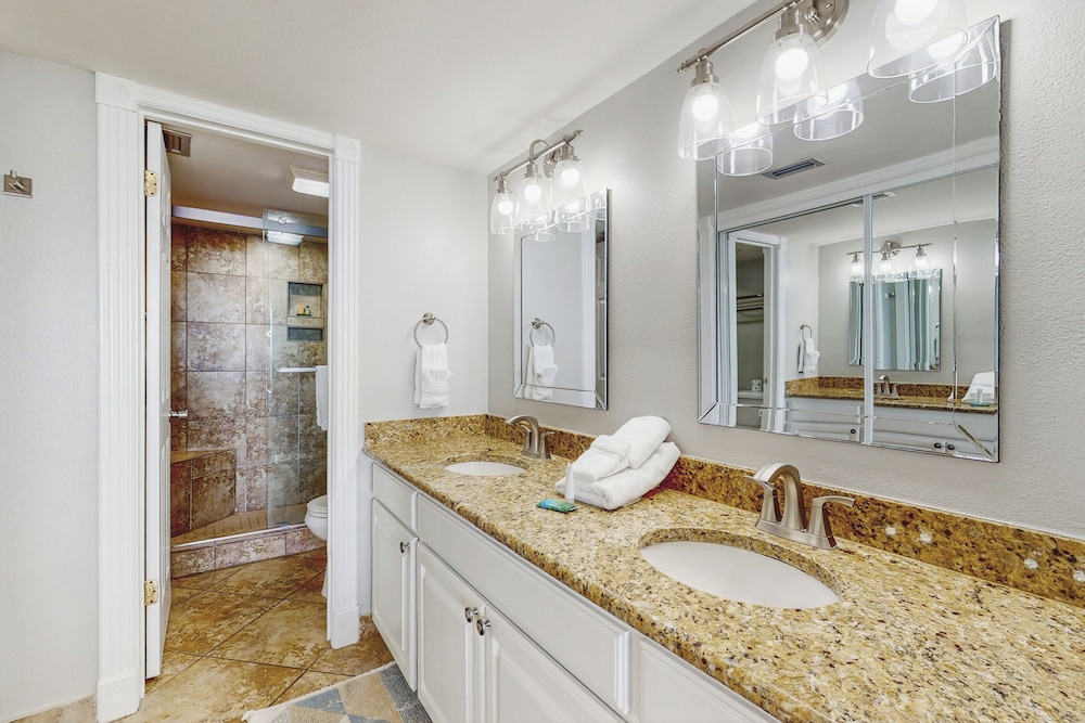 3BR Beachfront Condo w/ Pools & Balcony
