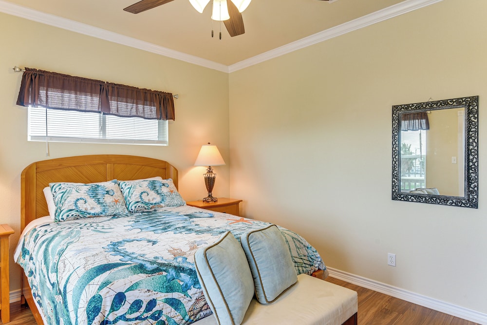 Walk to Beach: Bayfront Gilchrist Getaway!
