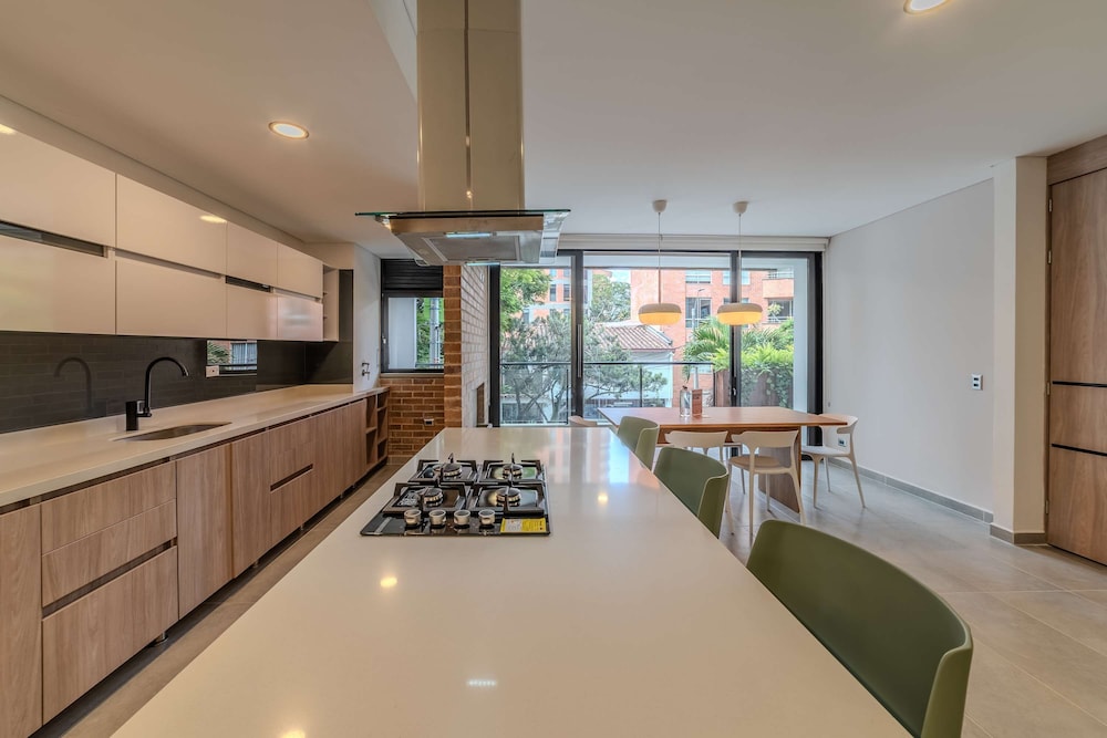 w Spacious 3BR w Outdoor Dining Terrace in Laureles