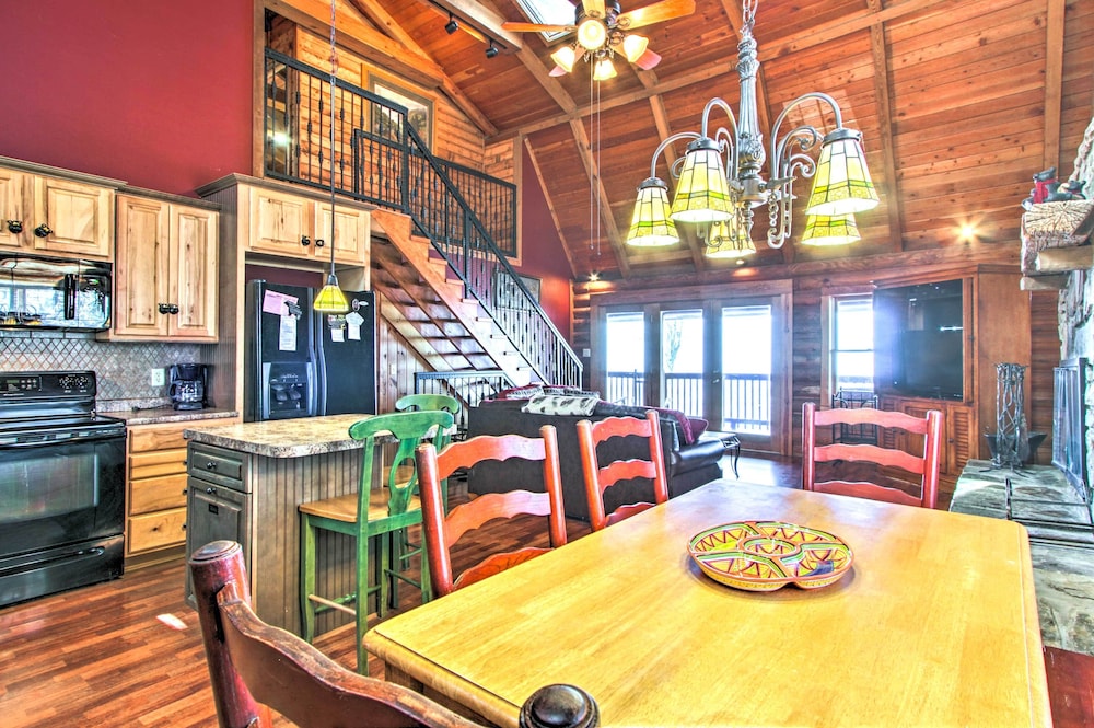 2 Mi to Ober Mtn: Hot Tub & Deck at Cozy Cabin!