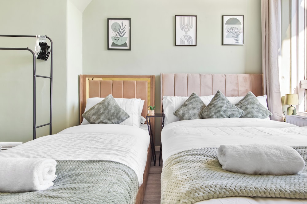 Modern 2-Bed Apartment Sleeps 7