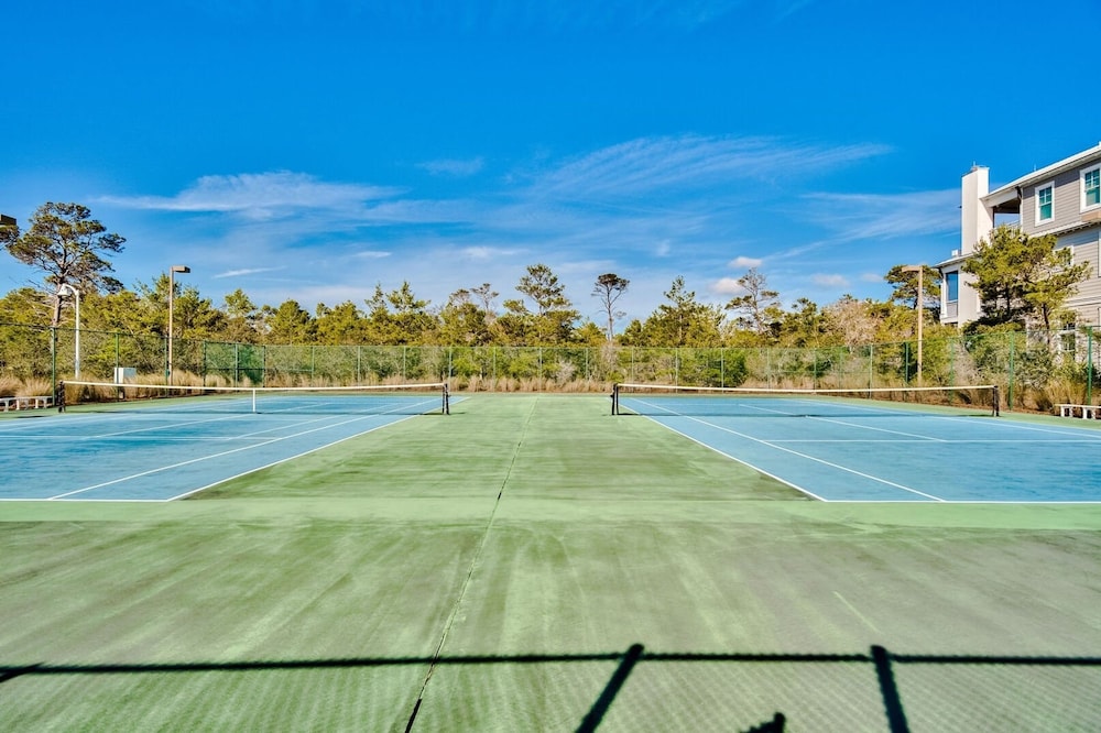 Lunar Tides by Avantstay Grayton Pool Tennis Bikes