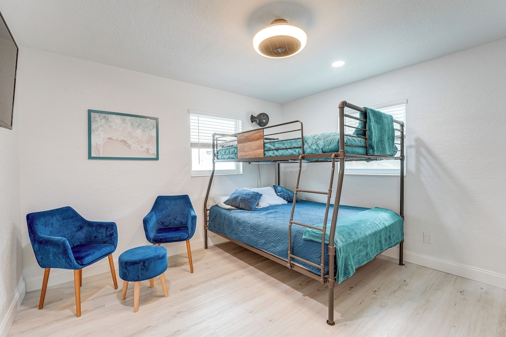 4 Mi to Beach! Furnished Outdoor Oasis in Seminole