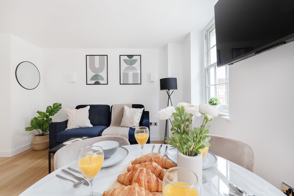 Modern 1BR with Balcony by Soho