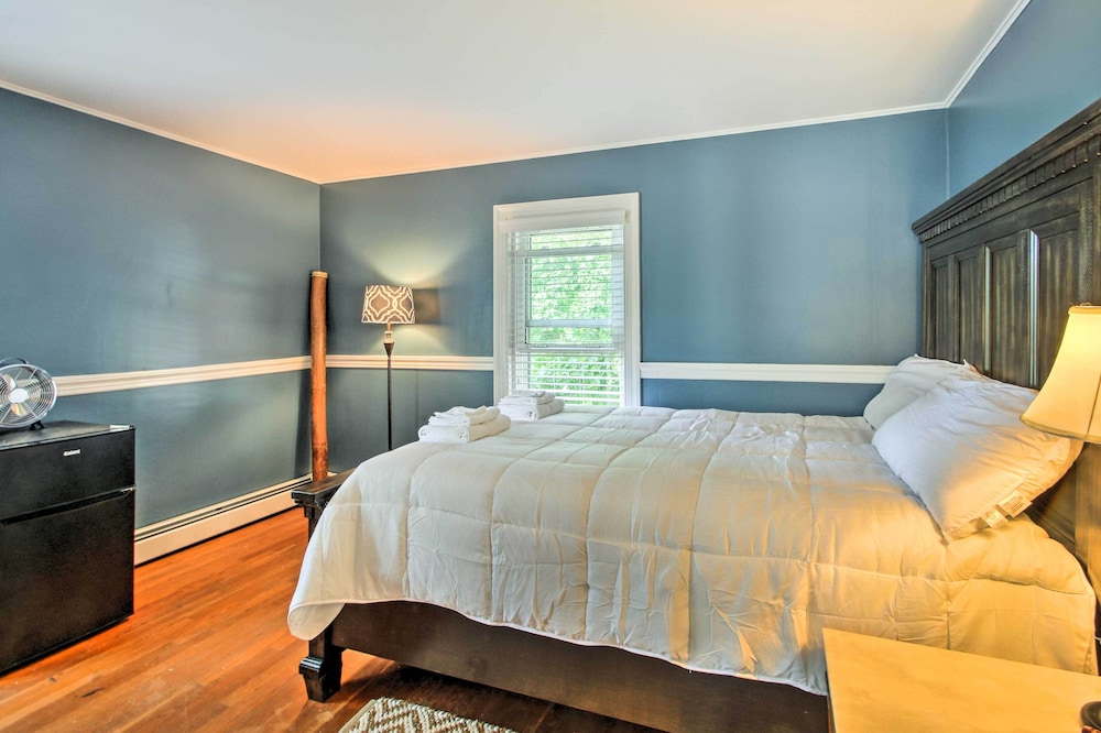Walk to Beach: Maine Home w/ Hot Tub & Deck! view 3