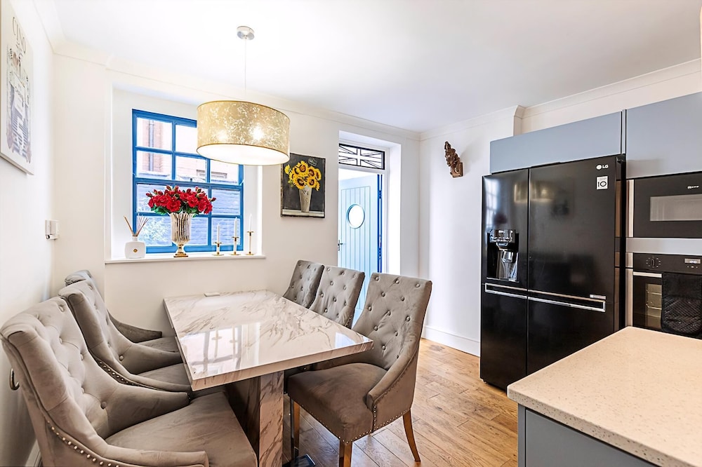 Spacious 4-bed House Near Liverpool St