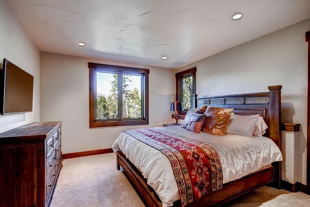Three Sisters Lookout 5 Bedroom Home