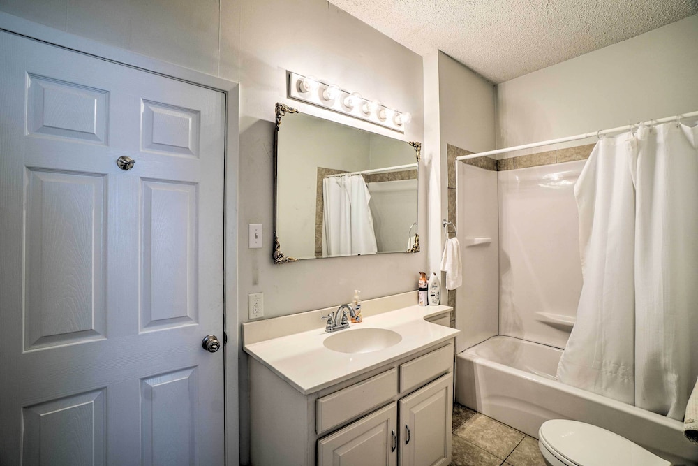 4 Miles to Lake Jacksboro: Cozy Texas Cottage