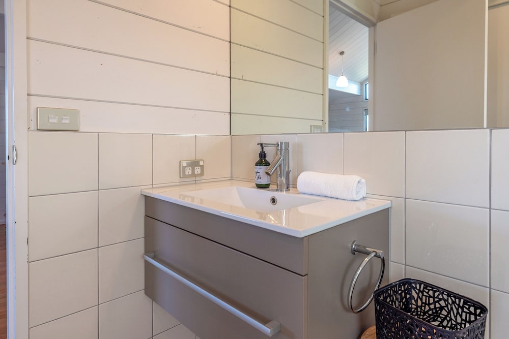 Matai Cottage in Oneroa with Sea Views