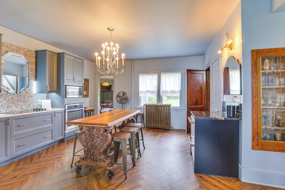 Group Getaway: Luxe Farmhouse in Mt Horeb!