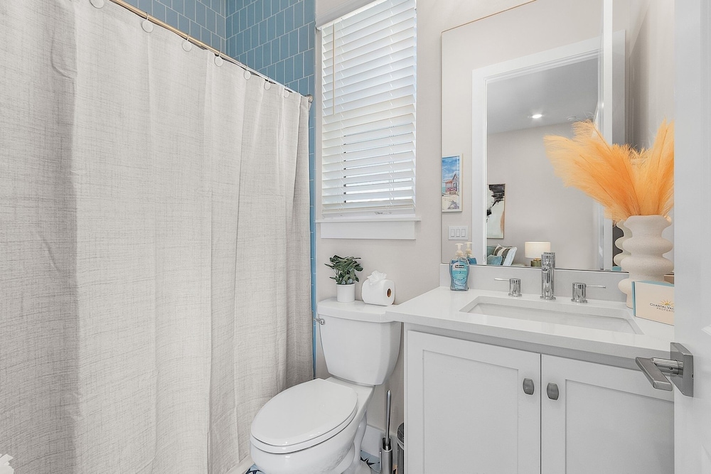 211 Blue Palm: Spacious 5-Bedroom Pool Home, Steps from Beach! 5 Home