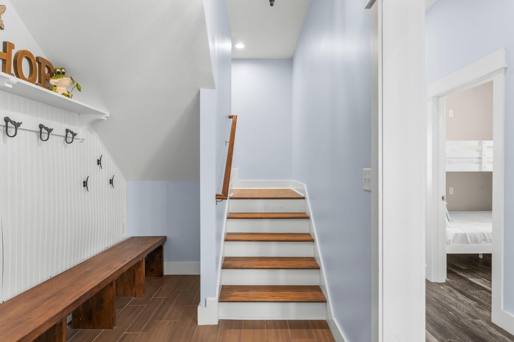 Pet Friendly Beach House - Beach Hop
