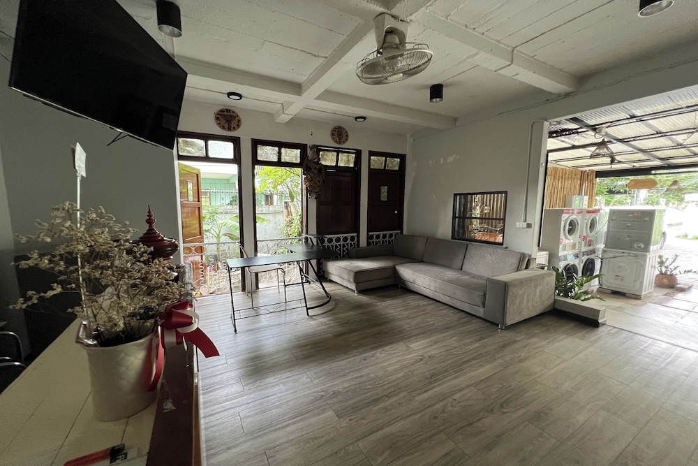 Orchid Hostel Near Bumrungrad Hospital and Nana Market