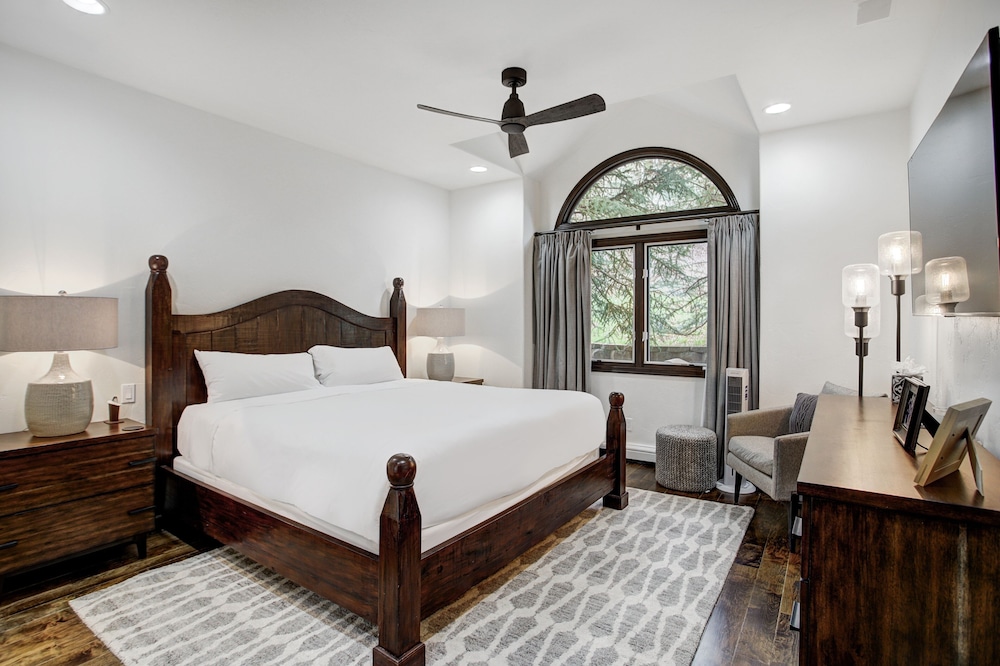 Exquisite, Private Mountain Home Retreat 4 Bedroom Home by RedAwning - Property Image 23