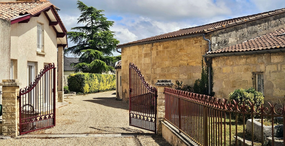 Château Touzinat photo 1