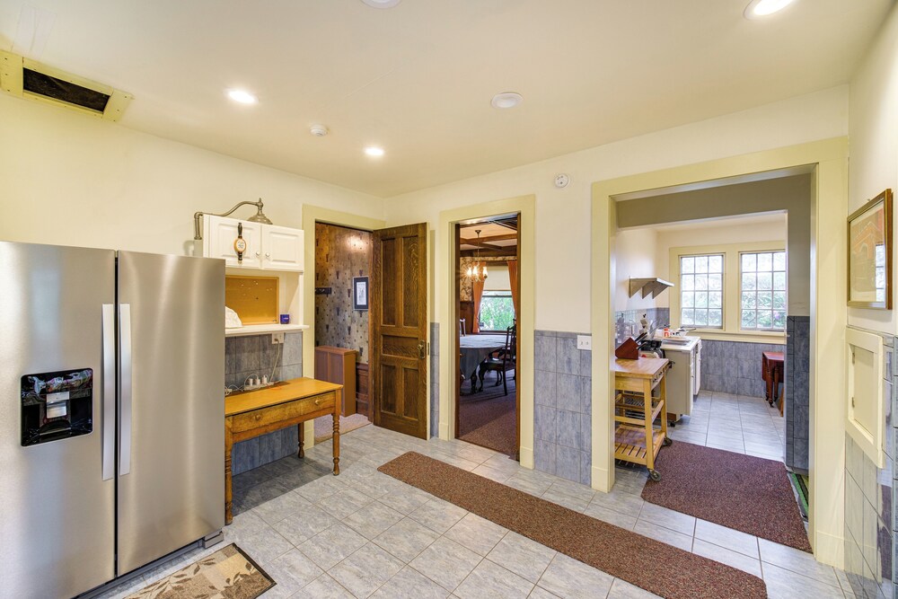 2 Mi to Lake Erie: Spacious Retreat Near Cafes!