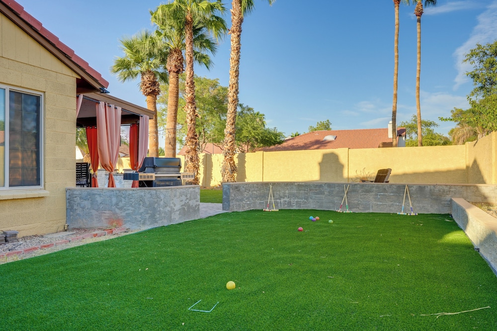 Luxe Outdoor Oasis: 'palm Tree Villa' in Chandler