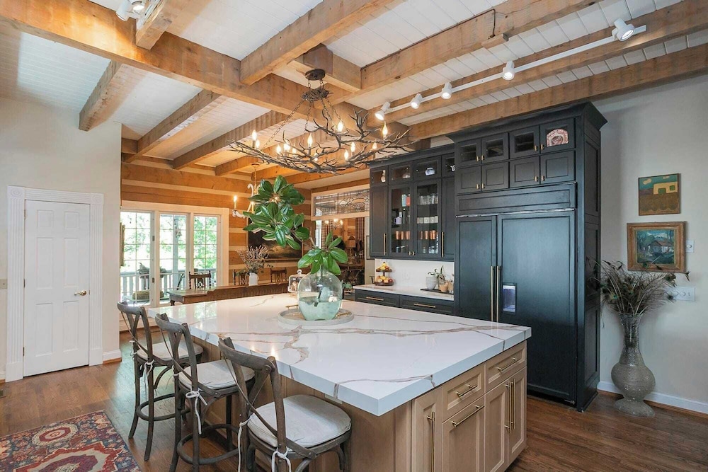 35 Acre Villa w/ Pool, Spa, Wine Cellar & Gym + Near Golf Club La Pearla Ranch by Avantstay