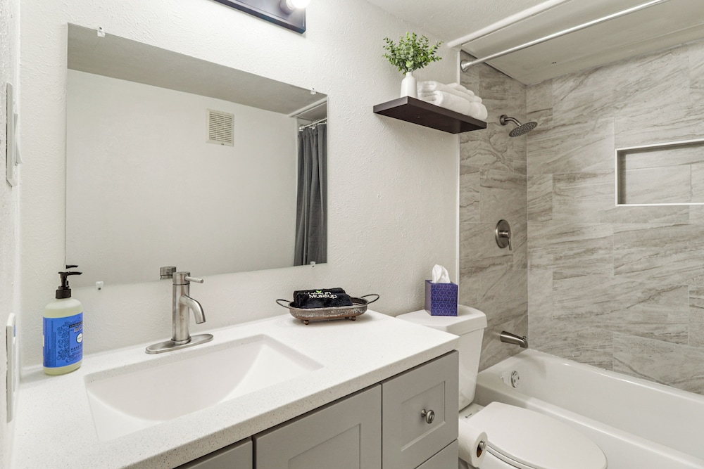 5 Mi to At&t Stadium: Townhome w/ Community Pools!