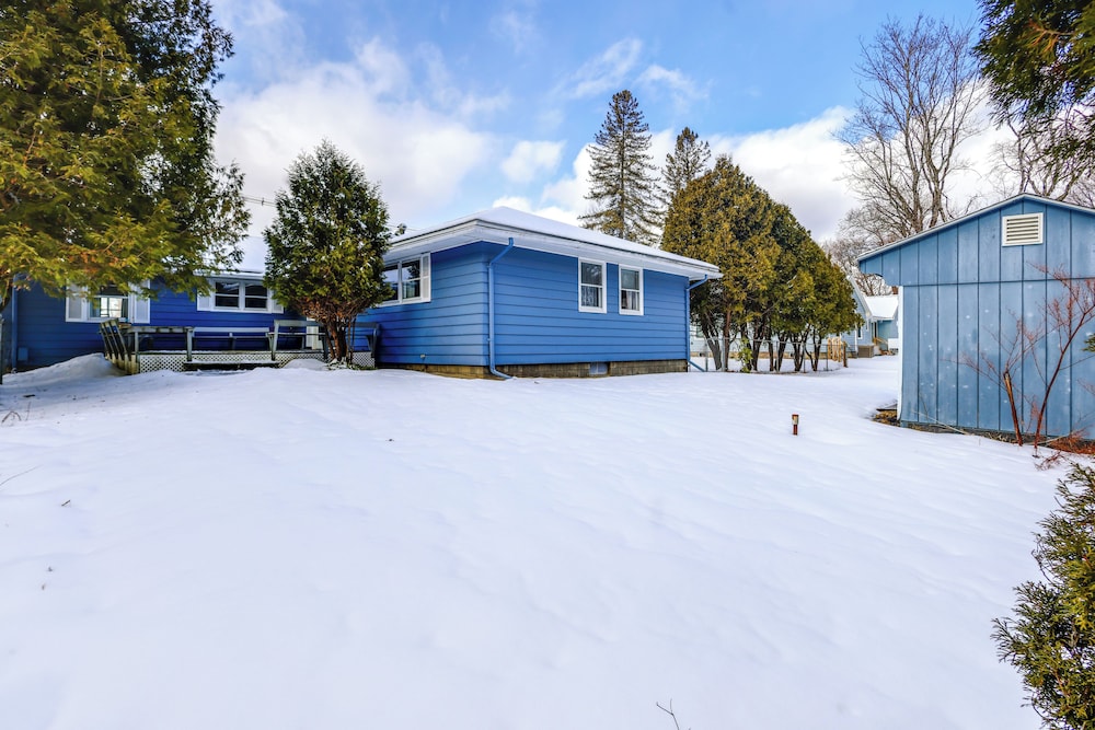 9 Mi to Lake George Village: Home in Queensbury