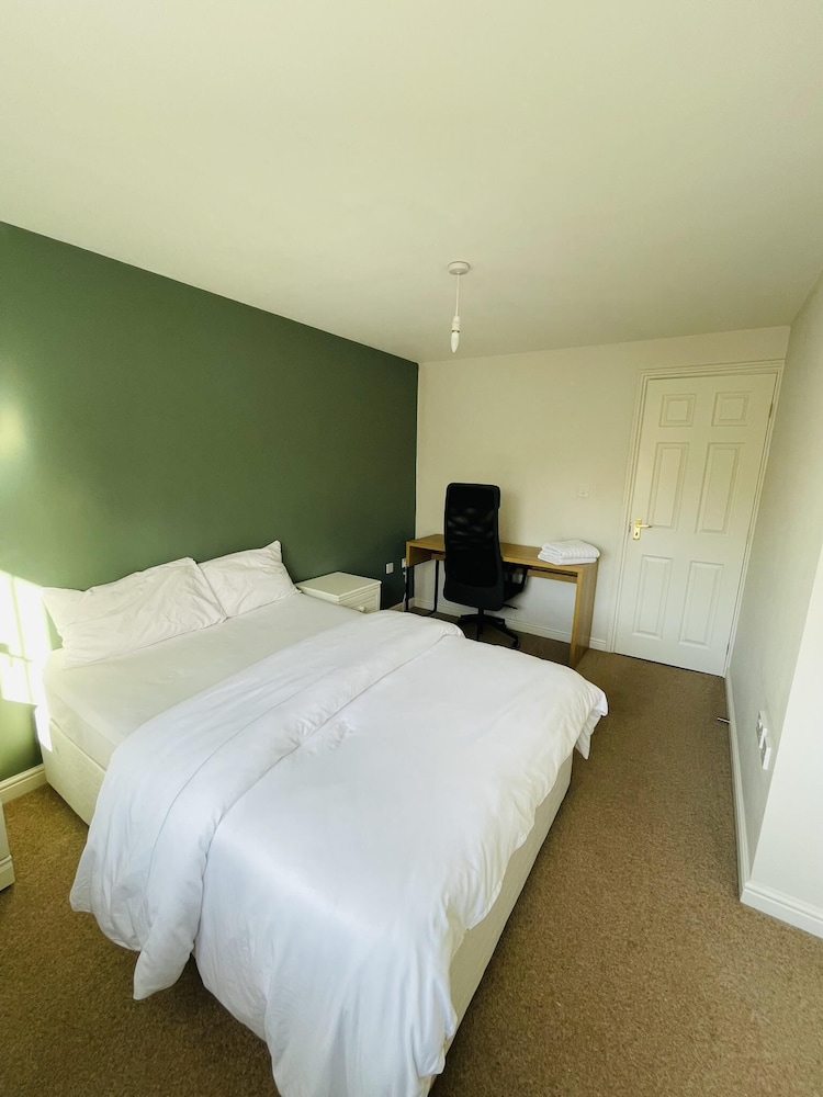 Beautiful 2-bed Villa in Coventry view 2