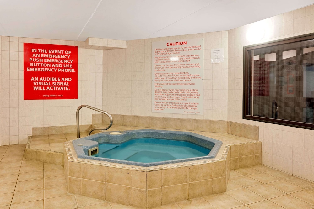 North Bay Vacations - Ramada by Wyndham Pinewood Park Resort North Bay - Property Image 6