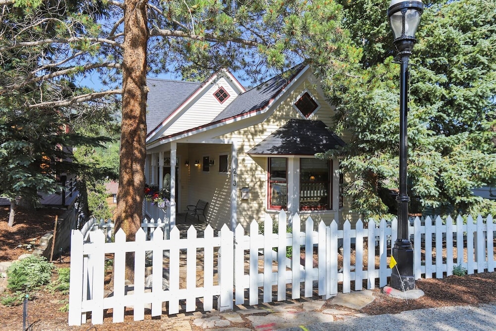 Ridge Street Lookout 4 Bedroom Home by RedAwning