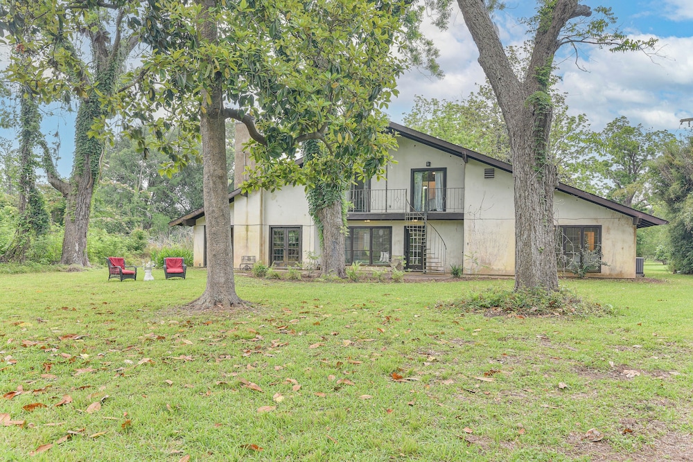 2 Mi to Dtwn: Spacious Angleton Home w/ Courtyard!
