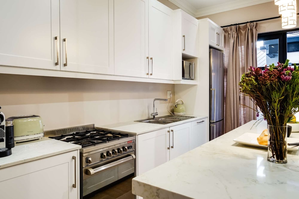 Camps Bay 4bed Villa w Pool Luxe on Central