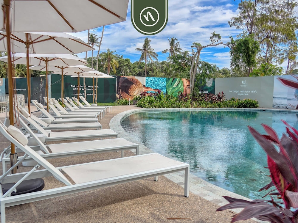 Luxury 2 BR Condo Near Beaches - Pools - Gym