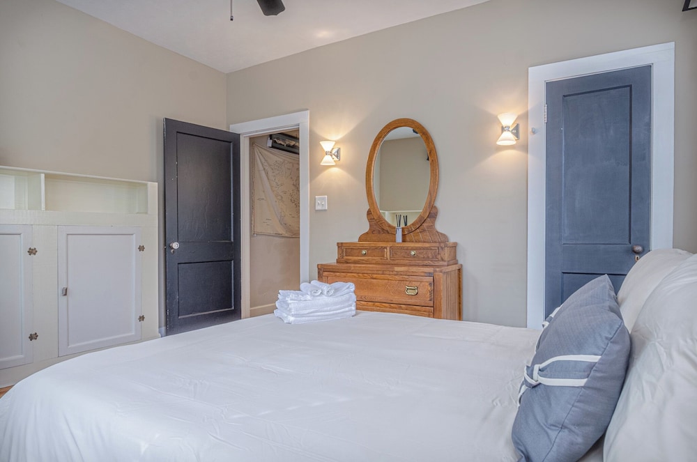 Spacious 3BR Midtown Home - Grad Family