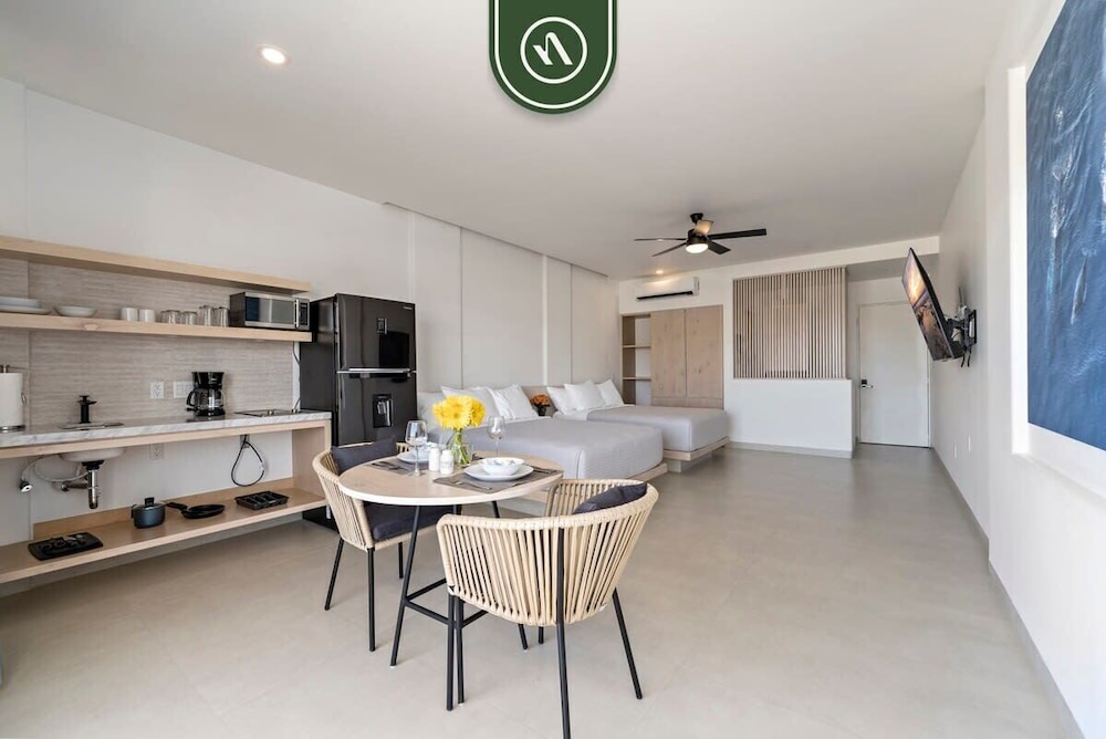 Cozy 2BR Lock-off - Terrace Overlooking the Marina