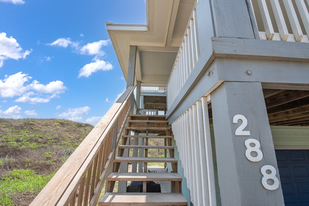 Beach Front Baby Ocean Views, Golf Cart & Pet Friendly!