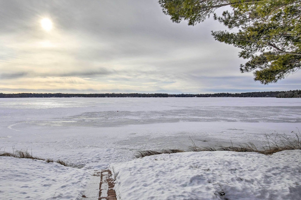 Charming Lost Lake Cabin: Fish, Boat & Hunt!
